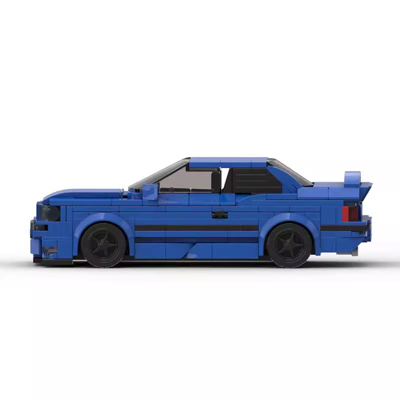 Modèle de voiture de sport construit en Lego bleu, avec roues noires et éléments de finition, réalisé à partir de 509 briques pour le jouet de voiture E36.