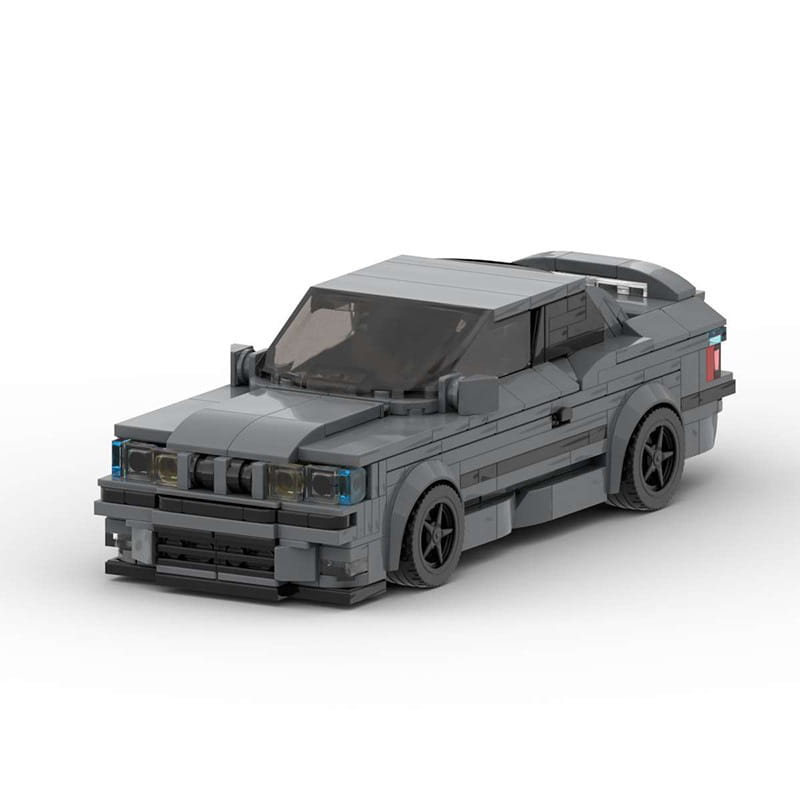 Modèle de voiture de sport E36 construit en Lego gris, avec roues noires et accents de phares bleus, réalisé à partir de 509 pièces pour les passionnés de jouets en briques.