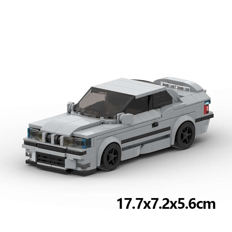 Modèle de voiture de sport BMW E36 M3 en Lego argenté élégant, avec roues noires et bandes de course, construit à partir de 509 pièces de construction.