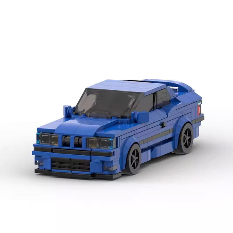 Modèle en Lego bleu d’une voiture de sport modifiée, avec roues noires et détails provenant du modèle de voiture en briques E36, jouet.