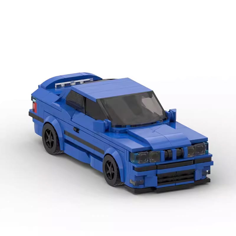 Modèle de voiture de sport E36 en briques Lego construit en bleu, avec roues noires et détails, composé de 509 pièces pour la construction et l’exposition du jouet.