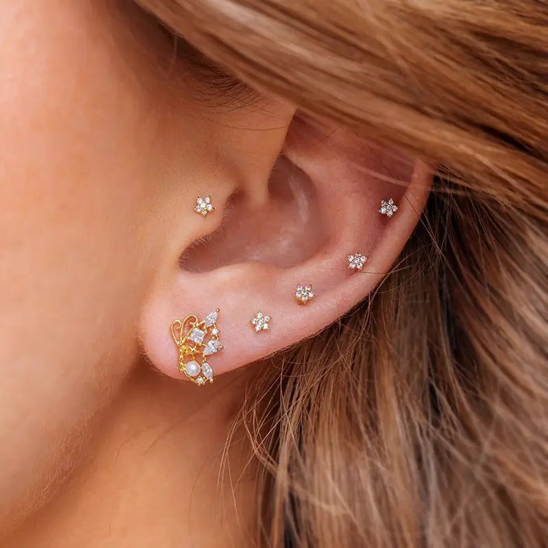 Boucle d’oreille à clou en forme de papillon à finition dorée, ornée de cristaux transparents et d’une perle, de l’ensemble boucles d’oreilles et manchettes « étoile et lune » en forme de papillon.