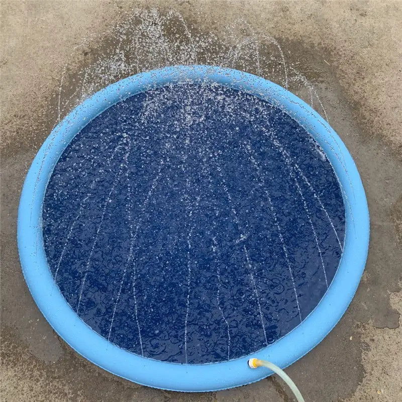 Alfombra de chapoteo para perros inflable azul con base antideslizante, fabricada con material resistente y chorros de agua que se proyectan hacia arriba, diseñada como una estera rociadora para perros para uso en exteriores.
