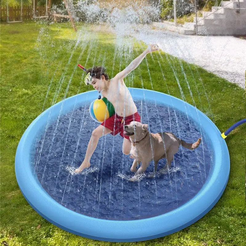 Alfombrilla de chapoteo inflable azul hecha de material antideslizante con chorros de agua y conexión a manguera, diseñada como una estera rociadora para perros.