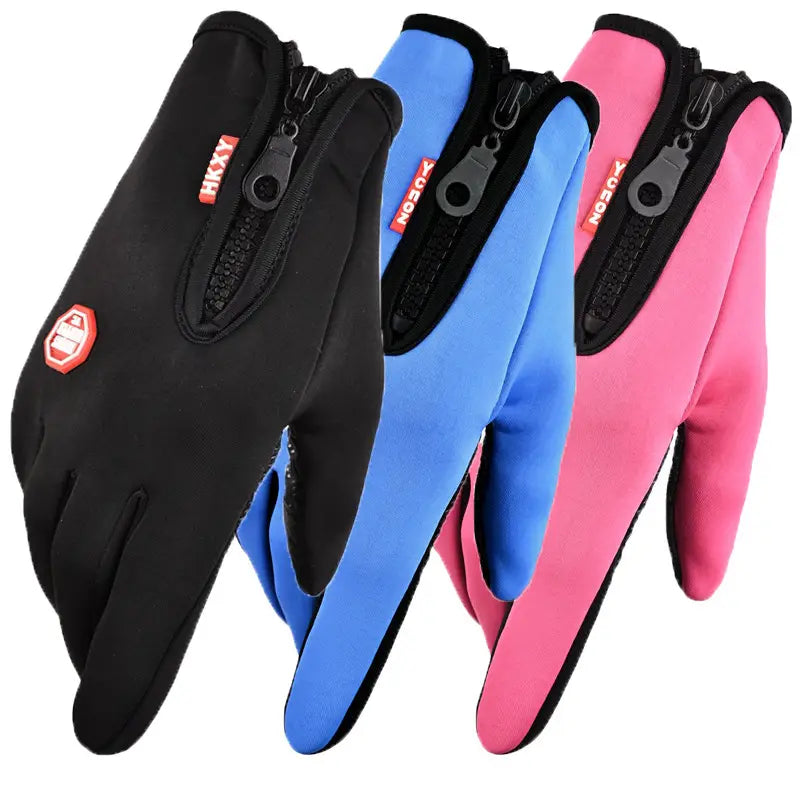 Côté arrière de gants de ski et de cyclisme imperméables pour écran tactile bleu, noir et rose, avec des poches à fermeture éclair et un logo rouge sur le dos de chaque main