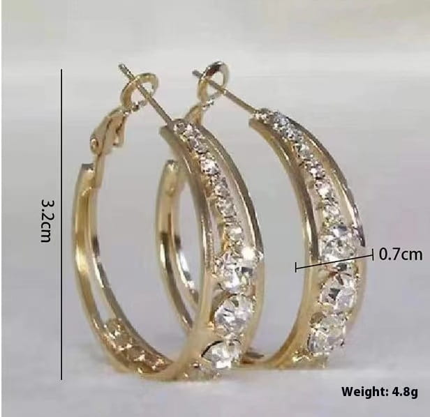 Boucles d’oreilles créoles de couleur or pour femmes, ornées d’une rangée de cristaux transparents étincelants le long du bord extérieur dans un design géométrique