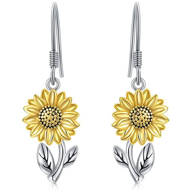Zarte Bienen- und Sonnenblumen-Herz-Strassstein-Silberohrringe mit einer goldenen Blüte mit detaillierten Blütenblättern, einem strukturierten Zentrum und silbernen Blättern auf schlanken Stielen.