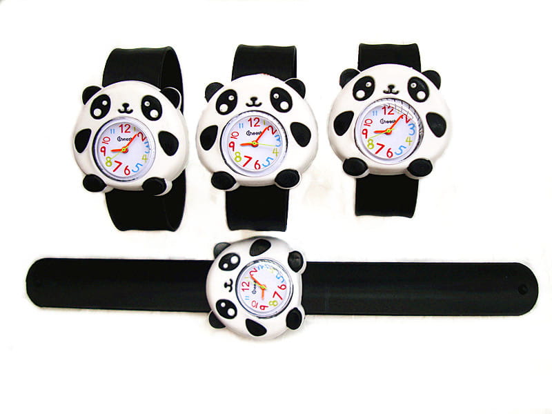 Lot de quatre montres-bracelets en silicone à l’effigie d’animaux en 3D, style dessin animé, pour enfants, avec des cadrans colorés numérotés sur le thème du panda et des bracelets élastiques noirs.