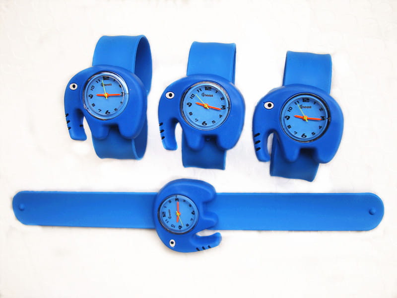 Montre-bracelet en silicone à l’effigie d’un éléphant bleu, style dessin animé, en 3D, pour enfants, avec un bracelet en silicone flexible et un cadran bleu clair.