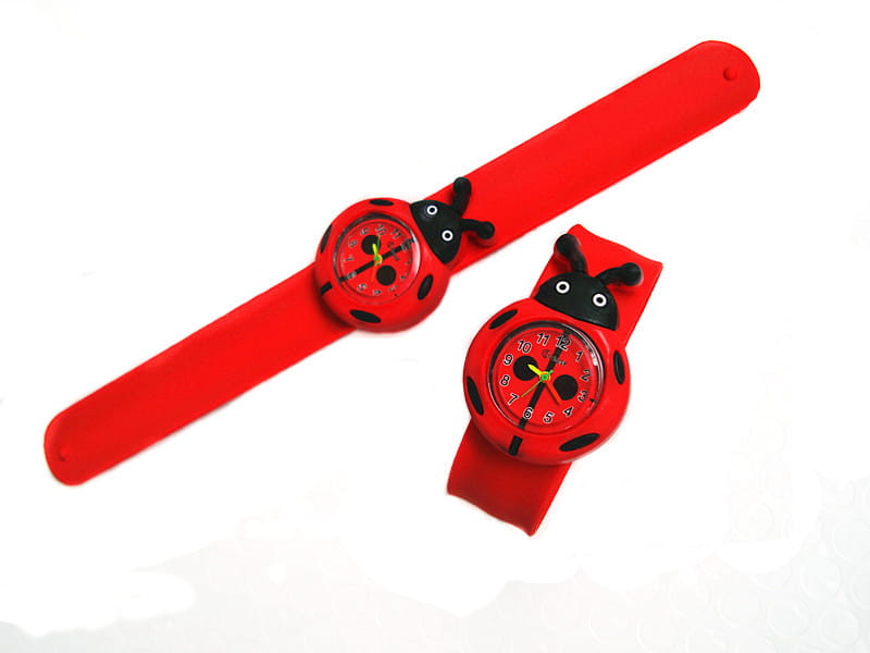 Montre-bracelet en silicone à l’effigie d’un animal en 3D, style dessin animé, pour enfants, avec un motif de coccinelle rouge, des points noirs et des antennes sur un bracelet en silicone flexible.