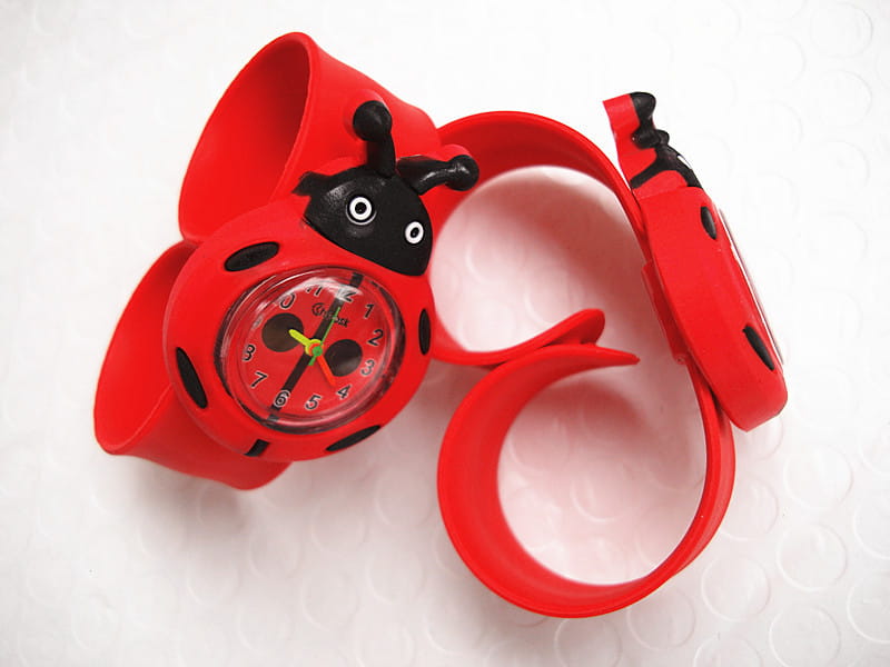 Montre-bracelet en silicone à l’effigie d’un animal en 3D, style dessin animé, rouge, en forme de coccinelle, avec des points noirs et un cadran transparent affichant les chiffres de 1 à 12.