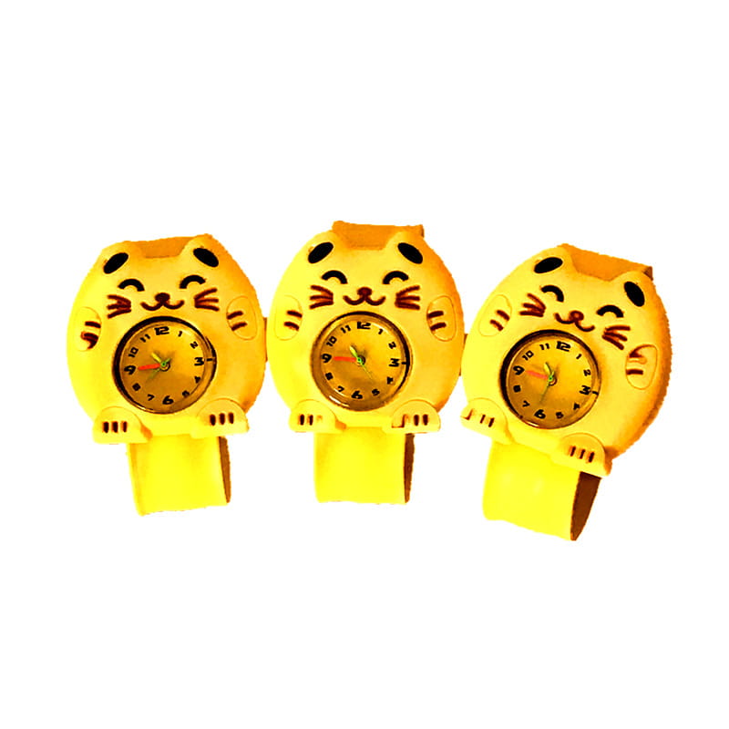 Trois montres-bracelets en silicone à l’effigie d’un chat en 3D, style dessin animé, pour enfants, jaune vif, avec des visages souriants, des moustaches noires et des cadrans analogiques ronds.