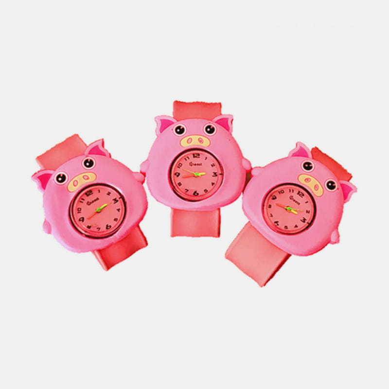 Montre-bracelet en silicone à l’effigie d’un animal en 3D, style dessin animé, pour enfants, avec un corps en silicone souple rose en forme de cochon, et des bracelets assortis roses pour enfants.