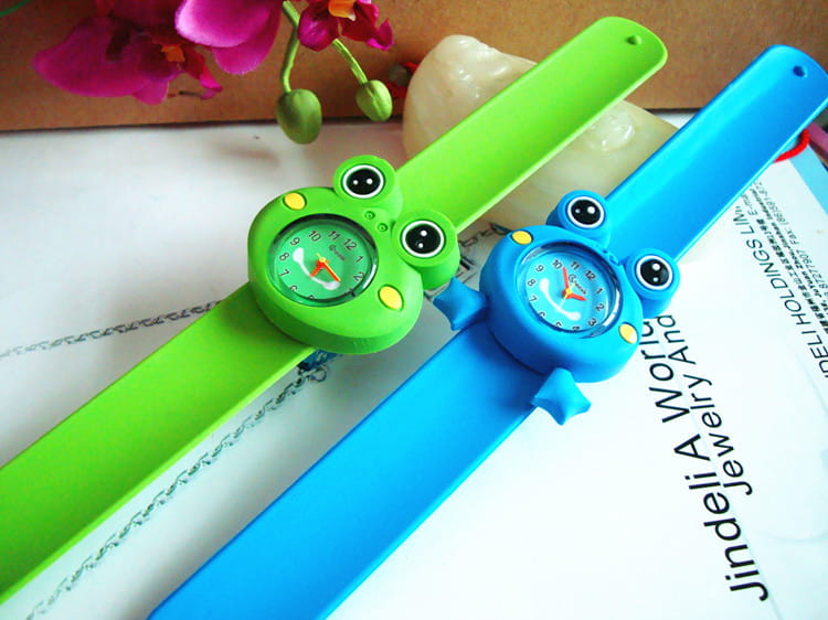 Montre-bracelet en silicone à l’effigie d’un animal en 3D, style dessin animé, pour enfants, avec des cadrans ronds sur le thème de la grenouille, vert et bleu, et des yeux dessinés, conçue pour les enfants.