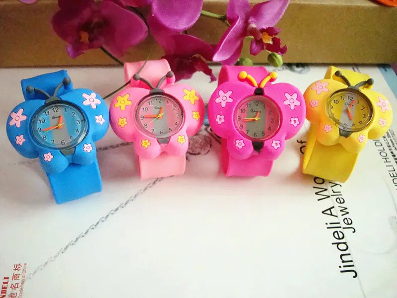 Montres-bracelets en silicone à l’effigie d’animaux en 3D, style dessin animé, pour enfants, comprenant quatre modèles colorés en forme de papillon, en bleu, rose et jaune, avec des détails floraux.