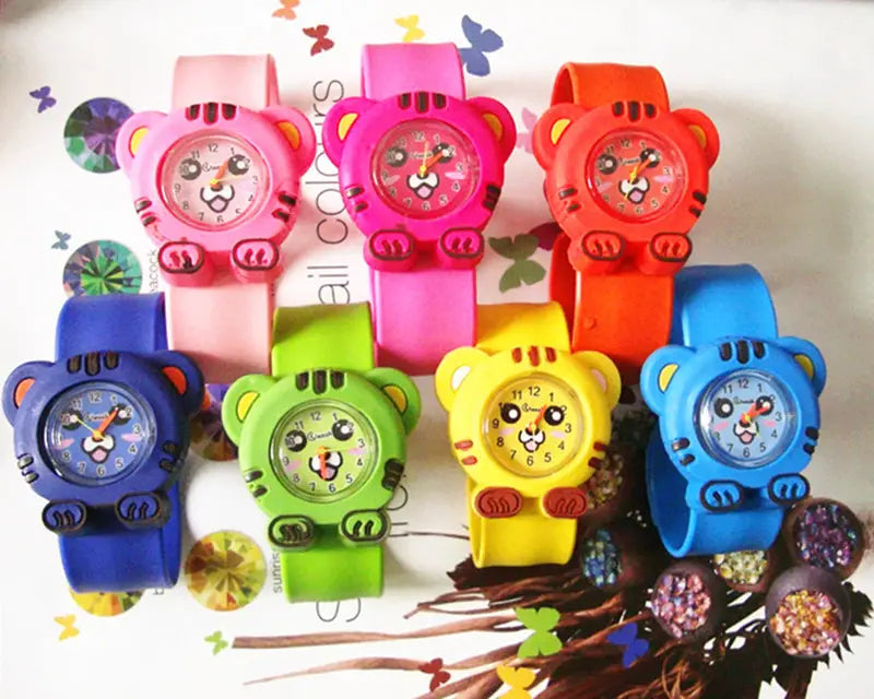 Un ensemble de montres-bracelets en silicone à l’effigie d’animaux en 3D, style dessin animé, pour enfants, présentant des motifs colorés façon peluche en rose, rouge, bleu, vert et jaune, avec des bracelets en silicone souple pour un port confortable.