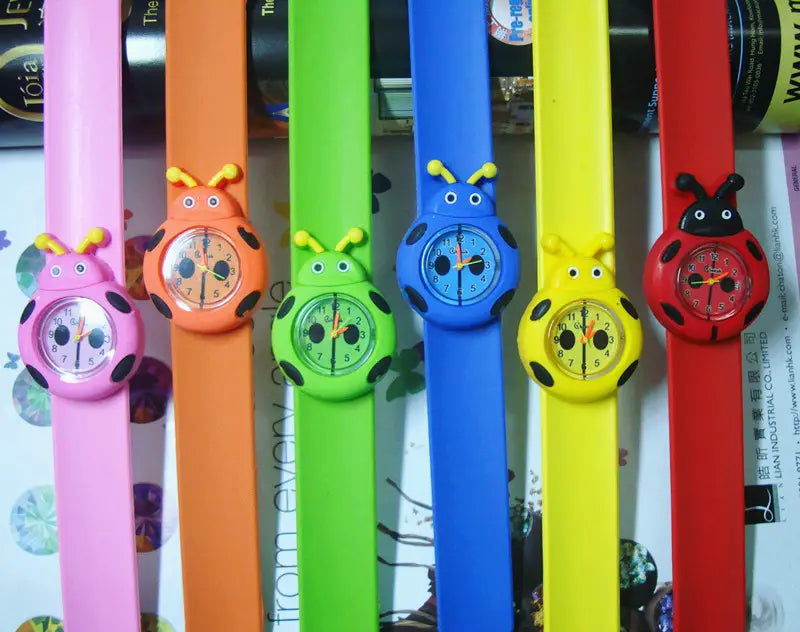 Un ensemble de montres-bracelets en silicone à l’effigie d’animaux en 3D, style dessin animé, pour enfants, aux couleurs vives, avec des motifs de coccinelle en rose, orange, vert, bleu, jaune et rouge.