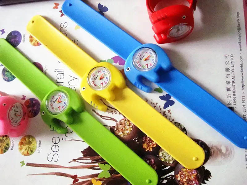 Montres-bracelets en silicone à l’effigie d’animaux en 3D, style dessin animé, aux couleurs éclatantes, pour enfants, avec des motifs ludiques et des cadrans ronds affichant des chiffres.