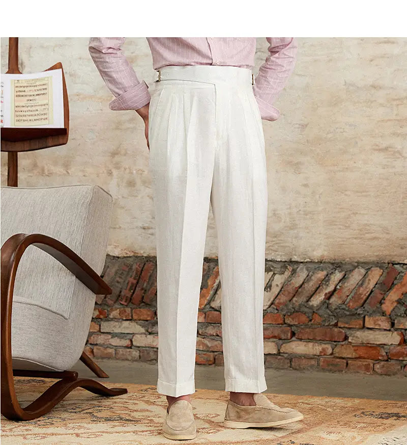 Pantalons droits plissés en lin et coton à taille haute, blancs, avec une coupe sur mesure et des revers roulés.