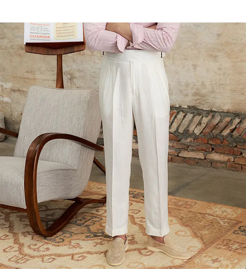 Pantalons blancs plissés en lin et coton à taille haute, coupe sur mesure, confectionnés dans un tissu lisse.