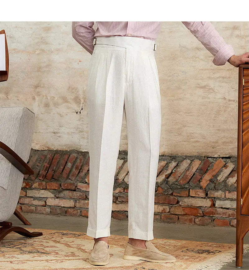 pantalons blancs plissés en lin et coton à taille haute, coupe droite, avec une coupe sur mesure et des passants de ceinture