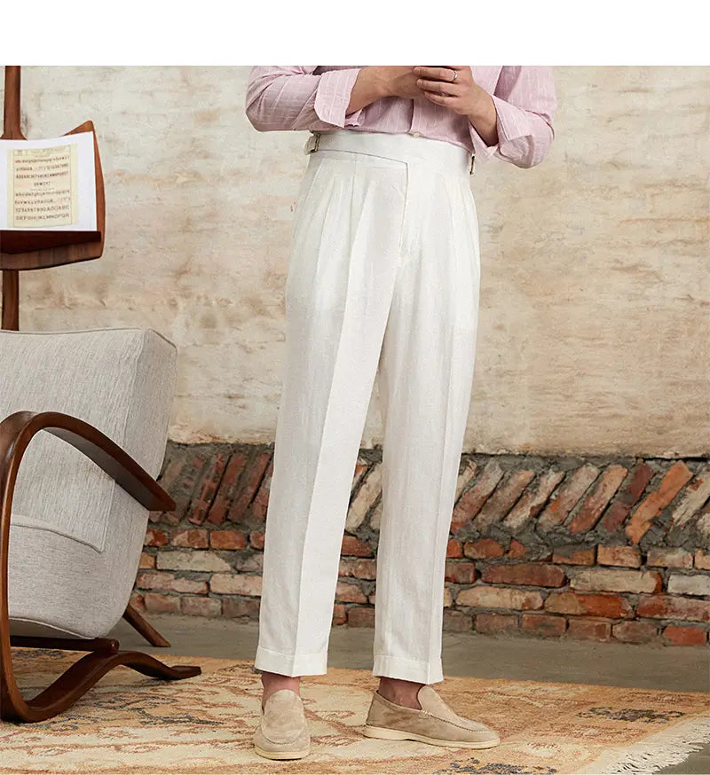 Pantalons blancs plissés en lin et coton à taille haute, coupe sur mesure et nette.