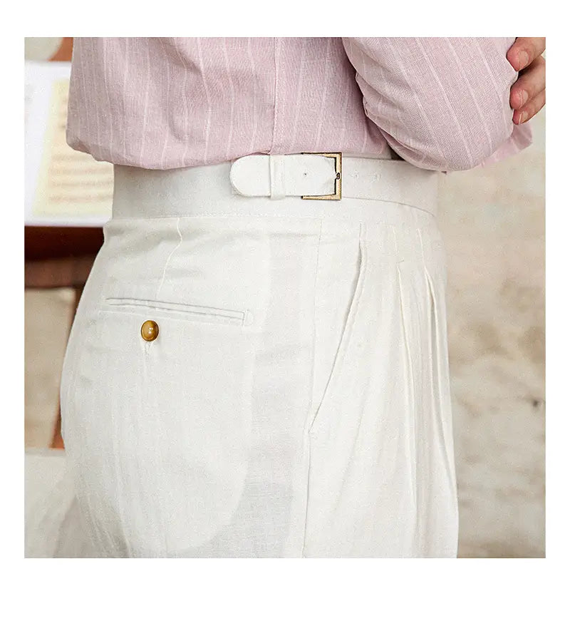 Pantalons blancs en lin et coton à taille haute, coupe droite plissée, avec un bouton ton or et une ceinture blanche assortie munie d’une boucle rectangulaire.