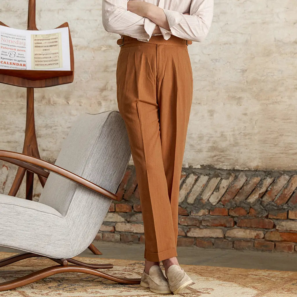 Pantalons plissés en lin et coton à taille haute, coupe droite, en caramel chaud, avec des plis discrets et une coupe sur mesure