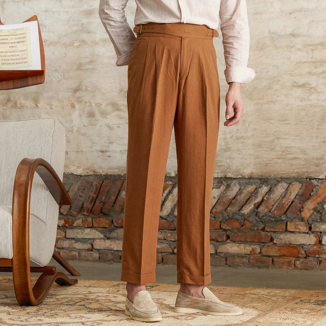 Chinos beige camel en lin et coton à taille haute, avec ceinture et design de jambe droite