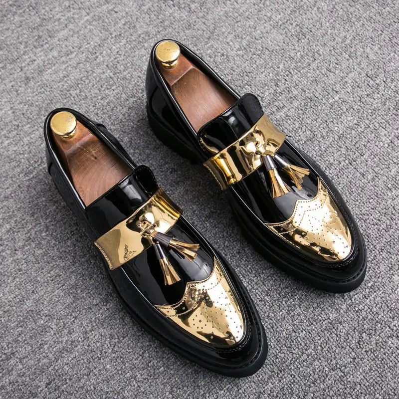 Herren-Slipper mit Lackleder, Quastenbesatz, in Schwarz und Gold, mit glänzender Oberfläche und einem Metallschieber.