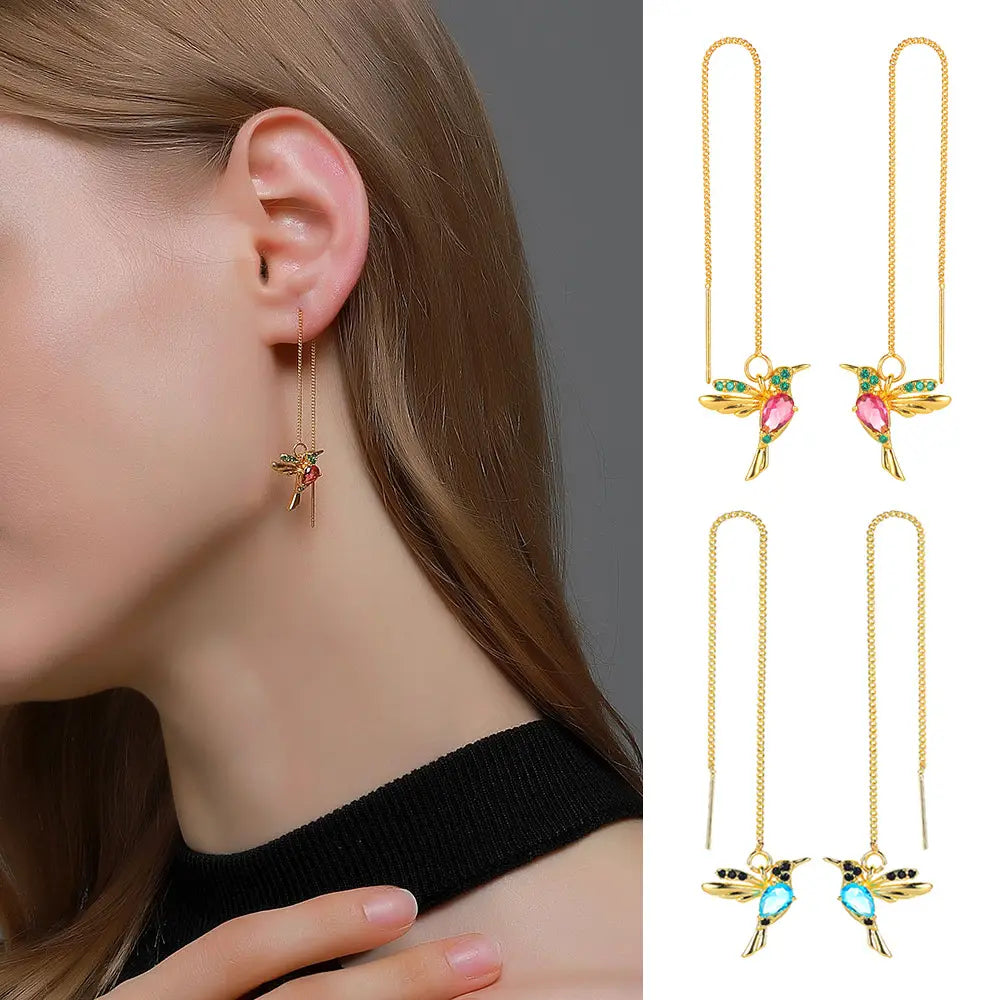 Elegante goldfarbene Ohrmanschetten in Form eines Kolibris mit Akzenten aus rosafarbenen und grünen Kristall-Edelsteinen für Damen.