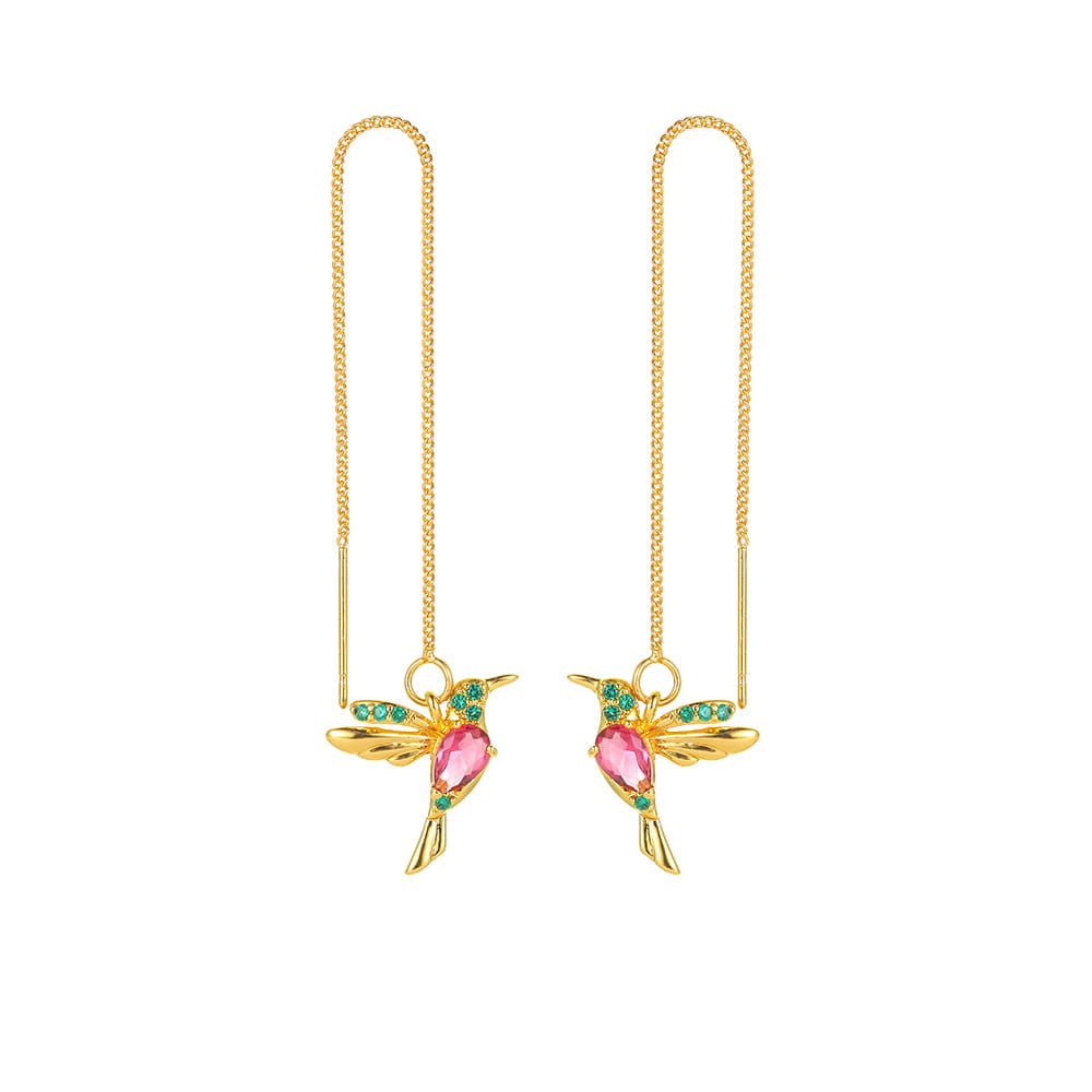 Elegante goldfarbene Kolibri-Ohrmanschetten mit einem rosafarbenen Edelsteinbauch und grünen Flügelakzenten, entworfen als Kristall-Quasten-Ohrringe für Damen.