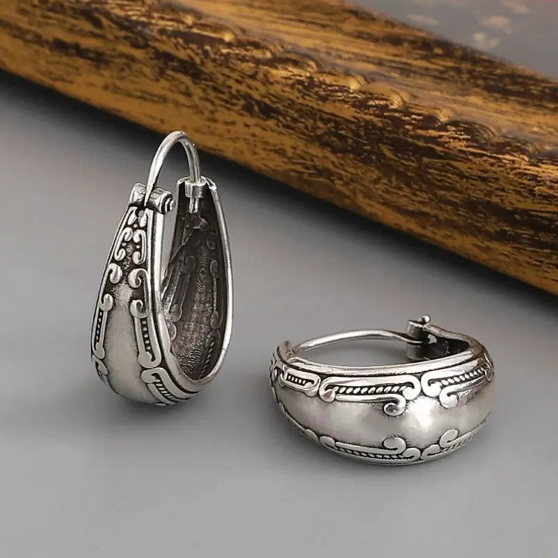 Boucles d’oreilles créoles vintage en alliage d’argent, ornées de motifs gravés tourbillonnants et d’une texture martelée.