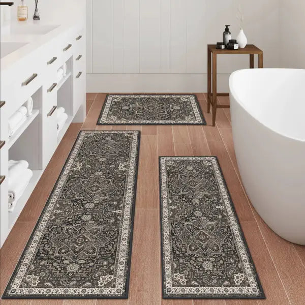 Conjunto de tres alfombras de baño lavables de color gris oscuro y crema, con estampado a juego y diseño bohemio tradicional intrincado, con base antideslizante.