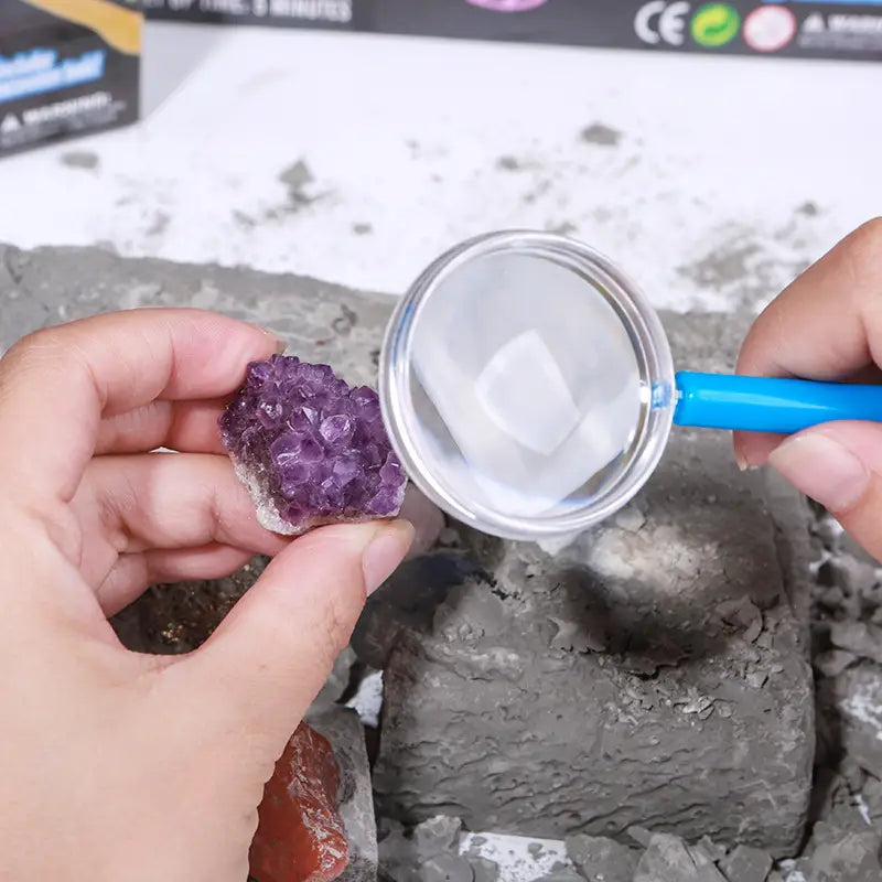un superbe amas de cristal d’améthyste violet, à la texture naturelle rugueuse et aux facettes nettes, présenté dans un kit d’extraction de pierres précieuses pour enfants, jouet de géologie STEM.