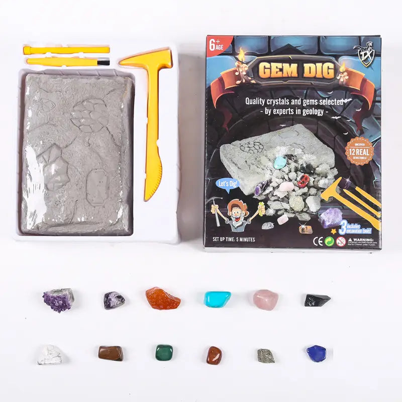 le kit d’extraction de pierres précieuses pour enfants, jouet de géologie STEM, présente un bac à sable texturé gris avec des outils en plastique jaunes et 12 véritables pierres précieuses multicolores, dont le violet, l’orange, le bleu, le rose, le vert, le brun, le noir, le blanc et le bleu-vert, pour une extraction de pierres précieuses à visée éducative.