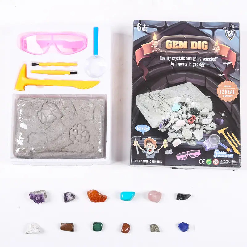 kit d’extraction de pierres précieuses pour enfants, jouet de géologie STEM, comprenant des lunettes de protection de couleur rose, des outils jaunes et un bac à sable gris, avec 12 véritables pierres précieuses colorées pour des activités éducatives de fouille.