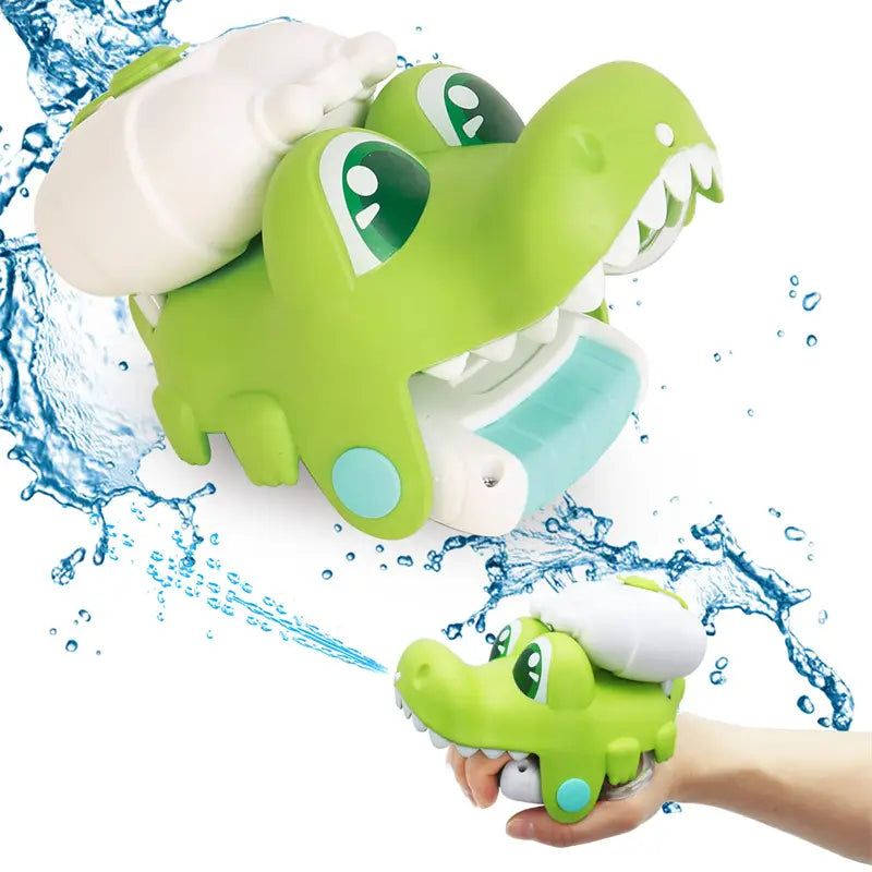 白色のアクセントを施し、水噴射ノズルを備えた、緑色のプラスチック製ワニ形動物リスト型ウォーターガンで、屋外のビーチ使用向けに設計された子ども用。
