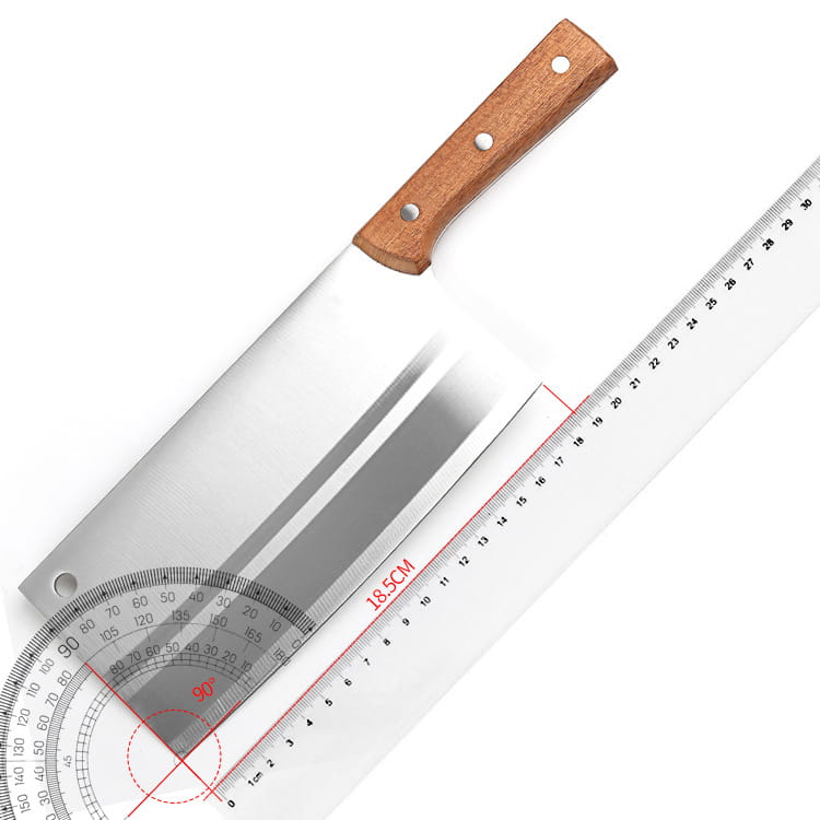 Une hache/couteau de chef en acier inoxydable avec un manche en bois et trois rivets en argent à côté d’une règle indiquant une longueur de lame de 18,5 cm.