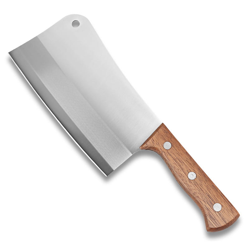 Une élégante hache/couteau de chef en acier inoxydable avec une lame polie et réfléchissante et un manche en bois robuste fixé par trois rivets en argent.