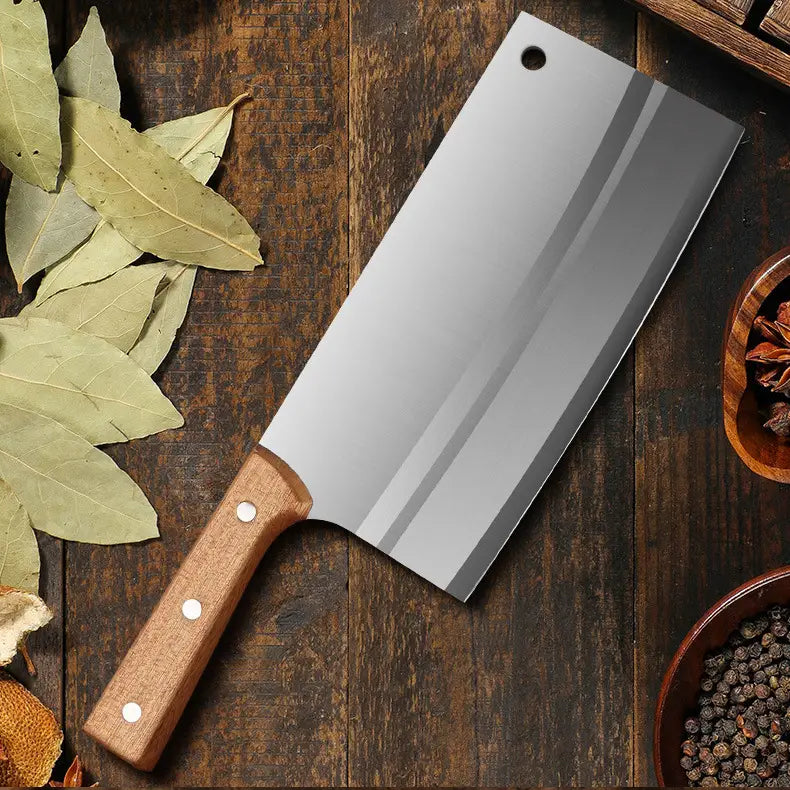 Une hache/couteau de chef en acier inoxydable avec une lame réfléchissante polie et élégante, ainsi qu’un manche en bois robuste fixé par trois rivets en argent.