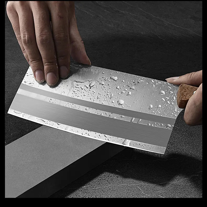 Une hache/couteau de chef en acier inoxydable avec un manche en bois et deux rainures horizontales sur la lame.