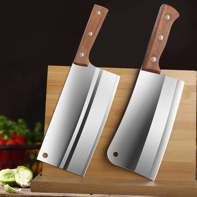 Deux haches/couteaux de chef en acier inoxydable avec des manches en bois fixés chacun par trois rivets en argent.