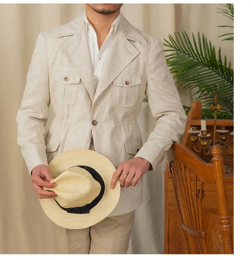 Beiger Stroh-Hut mit schwarzem Band, passend zum Herren-Retro-Leinenblazer im lässigen Anzugjackenstil.