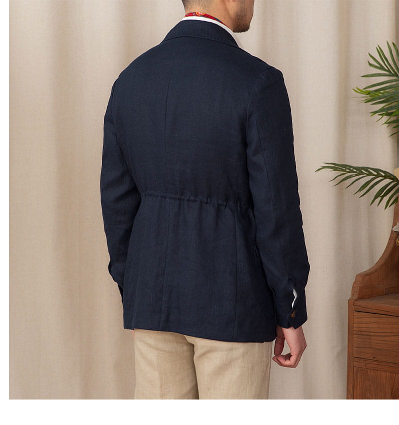 Dunkelblauer Leinenblazer mit dezenter gewebter Struktur und entspannter Passform aus der Kollektion des Herren-Retro-Leinenblazers im lässigen Anzugjackenstil.