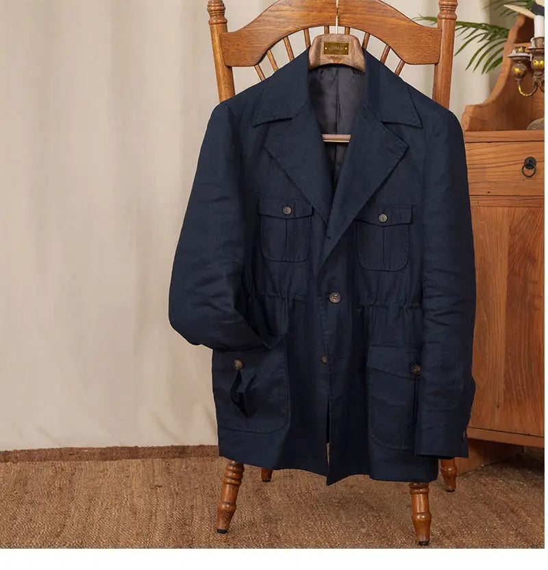 Dunkelblauer Woll-Trenchcoat mit Klappentaschen und Knopfschließungen, dargestellt als Herren-Retro-Leinenblazer im lässigen Anzugjackenstil.