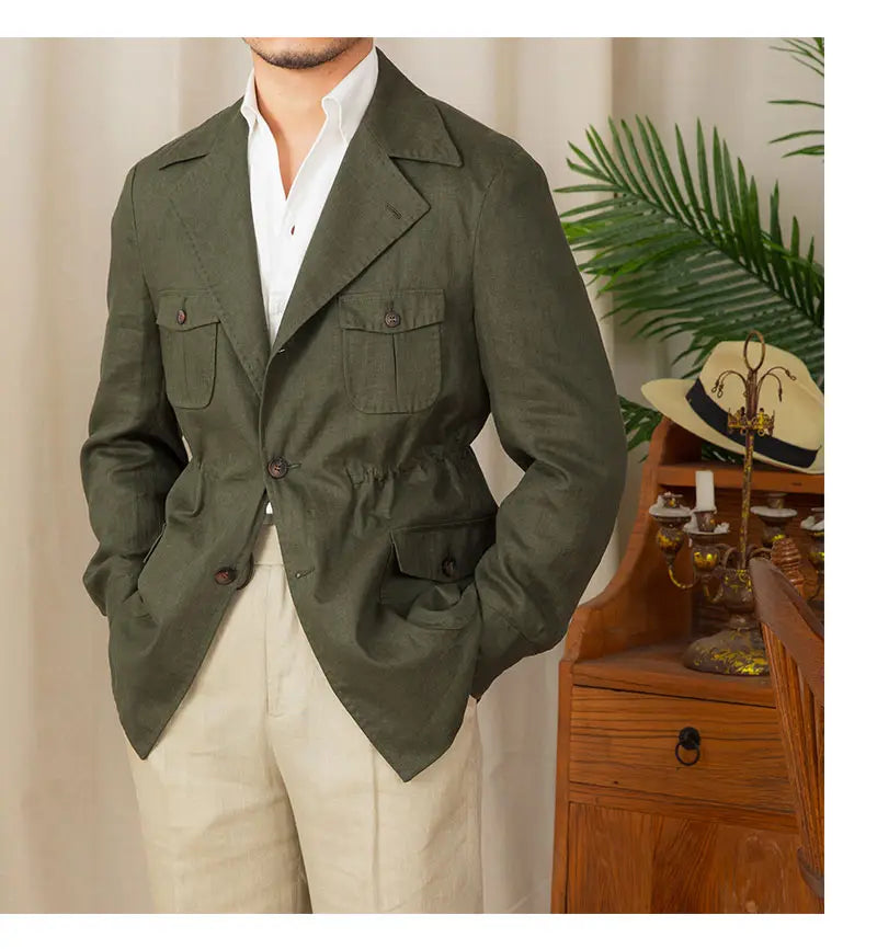 Herren-Retro-Leinenblazer in Olivgrün mit zwei vorderen Klappentaschen und dunkelbraunen Knöpfen für den lässigen Alltag.
