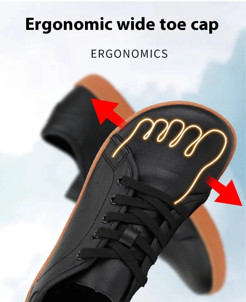 Zapatilla de cuero negro de caña baja con puntera ergonómica ancha y suela de goma color tan, diseñada como calzado minimalista antideslizante.