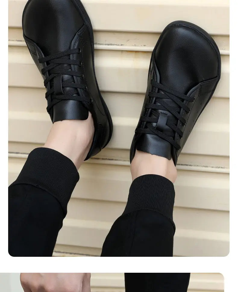 Zapatos negros de cuero negro de puntera ancha con diseño minimalista elegante y suelas antideslizantes, adecuados para el uso diario.