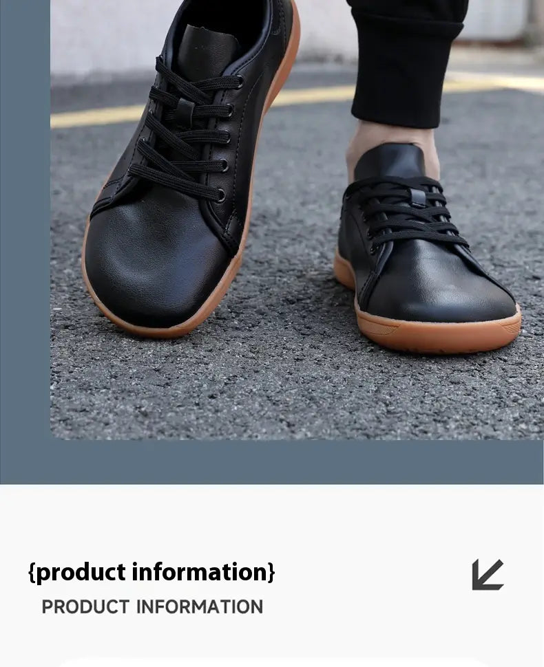 Zapatillas minimalistas antideslizantes de cuero negro de puntera ancha con suela de goma color tan y cordones negros, diseñadas para un uso antideslizante